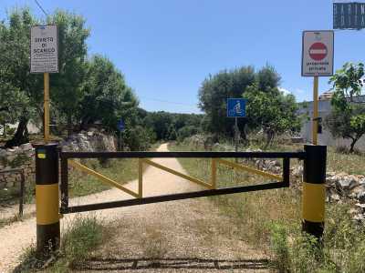 A un certo punto rallentiamo per la presenza di un basso cancello e soprattutto di due segnali contraddittori: uno indica il divieto d'accesso per via dell�inizio di una propriet� privata...